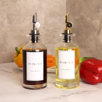 Кухня из прозрачного стекла, оливковое масло, европейский кувшин для масла, бутылка с этикеткой для розлива.