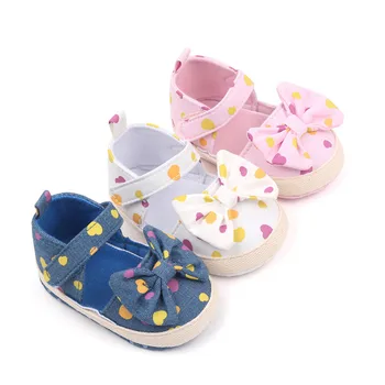 Обувь для маленьких девочек с бантом и сердечками, мягкая нескользящая подошва, первые ходунки для новорожденных, весенне-летние Детские напольные туфли Zapatos